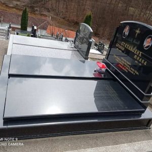 Nadgrobni spomenici, kamenorezac Bane-1