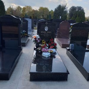 Nadgrobni spomenici, kamenorezac Bane-101