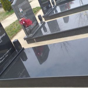 Nadgrobni spomenici, kamenorezac Bane-66