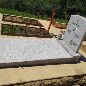 Nadgrobni spomenici, kamenorezac Bane-68