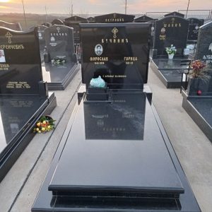 Nadgrobni spomenici, kamenorezac Bane-84