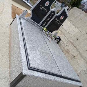 Nadgrobni spomenici, kamenorezac Bane-85