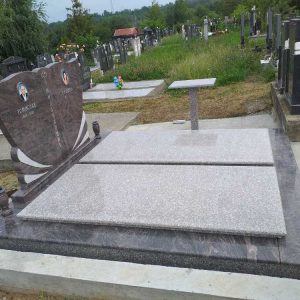 Nadgrobni spomenici, kamenorezac Bane-87