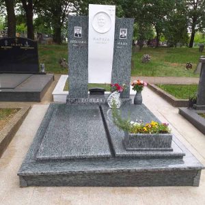 Nadgrobni spomenici, kamenorezac Bane-89