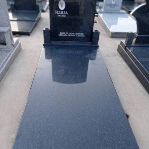 Nadgrobni spomenici, kamenorezac Bane-90