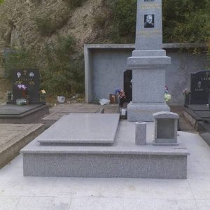 Nadgrobni spomenici, kamenorezac Bane-97