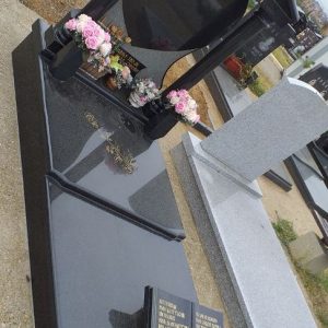 Nadgrobni spomenici, kapiteli, kamenorezac Bane Nadgrobni spomenici, kapiteli, kamenorezac Bane