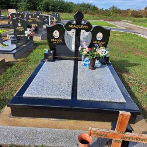 Nadgrobni spomenici, kamenorezac Bane-5